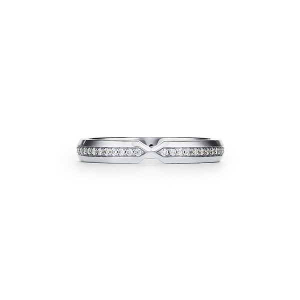 Alliance en V Tiffany Setting style étroit en platine 950 mil avec diamants - Size 3 1/2 Tiffany & Co.