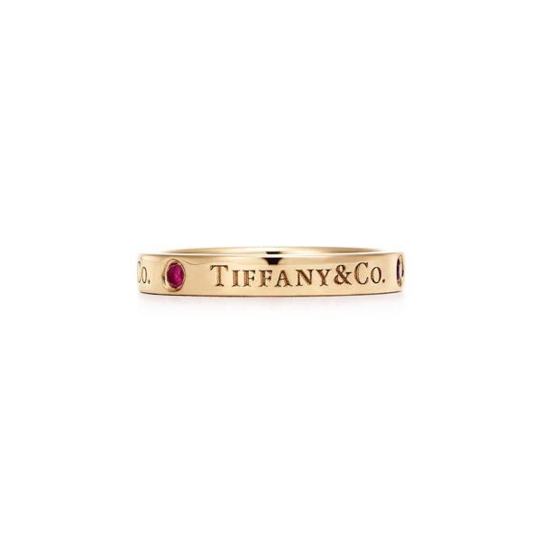 Anneau T & CO en or 18 carats et rubis Largeur: 3 mm - Size 7 1/2 Tiffany & Co.