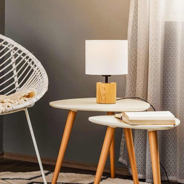 BRITOP Lampe à poser Tidas, chêne huilé, Ø 20 cm, blanche BRITOP