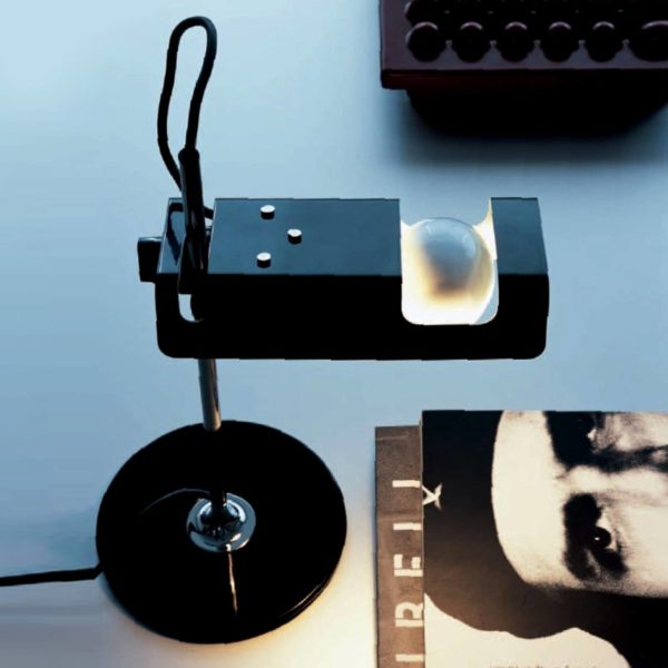 Oluce Spider - lampe à poser horizontale