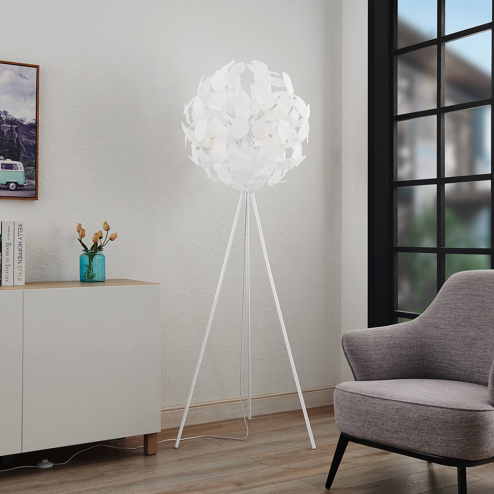 Lindby Varika lampadaire avec abat-jour sphérique