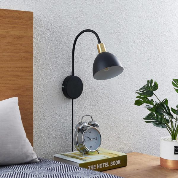 Lindby Genora applique avec prise LINDBY