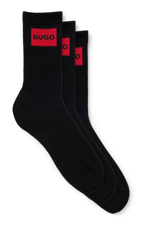 Hugo Boss Lot de trois paires de chaussettes courtes avec étiquettes logotées rouges