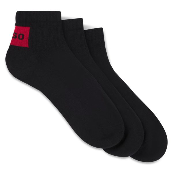 Lot de trois paires de chaussettes basses avec étiquettes logotées rouges – Hugo Boss