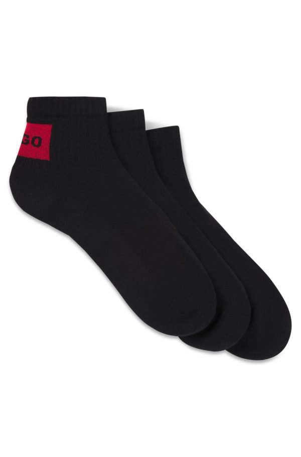 Hugo Boss Lot de trois paires de chaussettes basses avec étiquettes logotées rouges