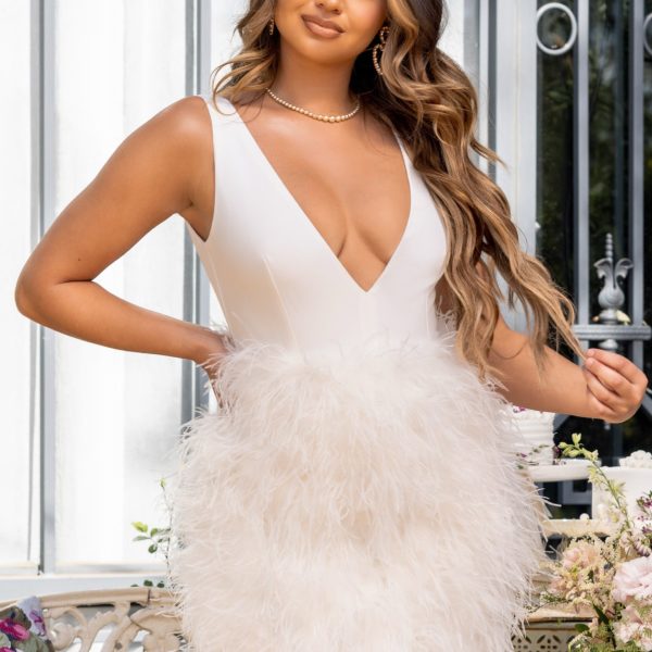 Flirt | Mini-robe blanche a decollete plongeant avec jupe en plumes