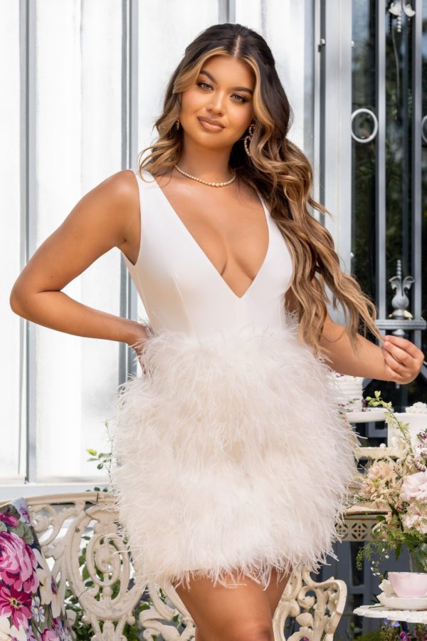Flirt | Mini-robe blanche a decollete plongeant avec jupe en plumes